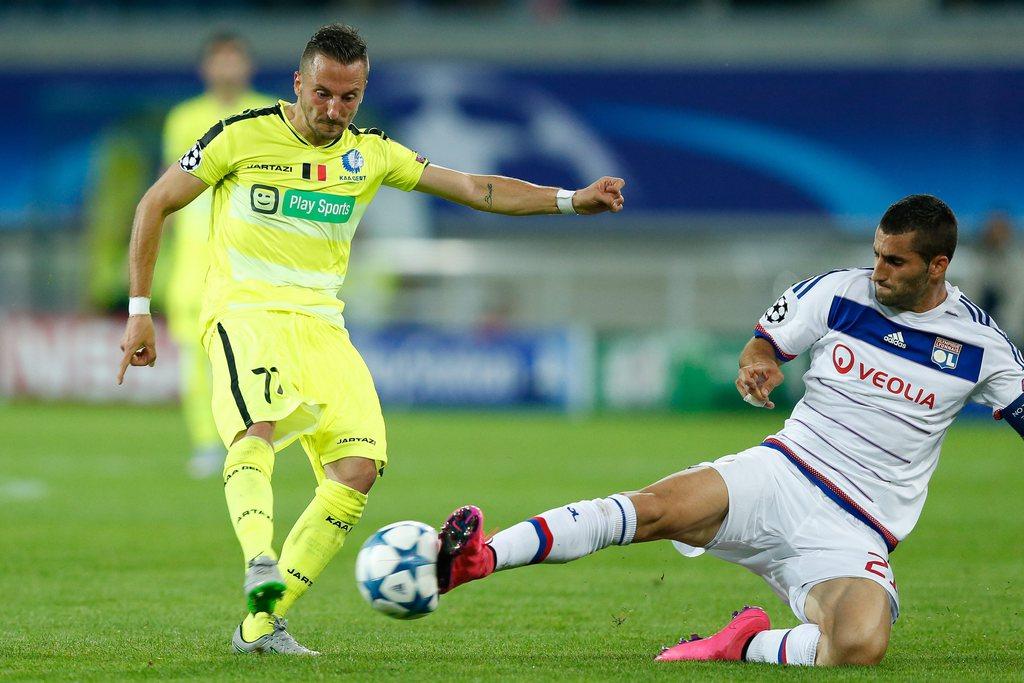 Danijel Milicevic (en jaune), un Suisse buteur pour la Gantoise face à Lyon. [KEYSTONE - Laurent Dubrule]