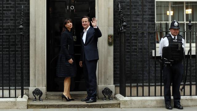 Le Premier ministre David Cameron et sa femme Samantha retournent au 10, Downing Street après les législatives britanniques. [Stefan Wermuth]