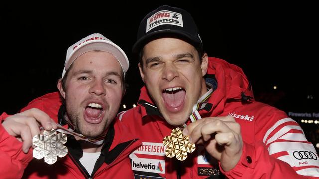 Beat Feuz et son copain Patrick Küng partagent leur bonheur. Quelle journée pour le ski suisse!