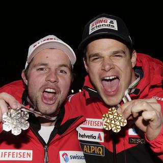 Beat Feuz et son copain Patrick Küng partagent leur bonheur. Quelle journée pour le ski suisse!