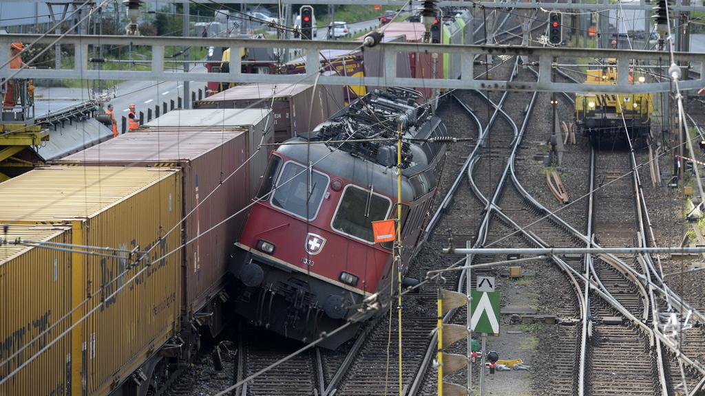 La collision a provoqué l'interruption totale de la ligne. [Keystone - Urs Flueeler]