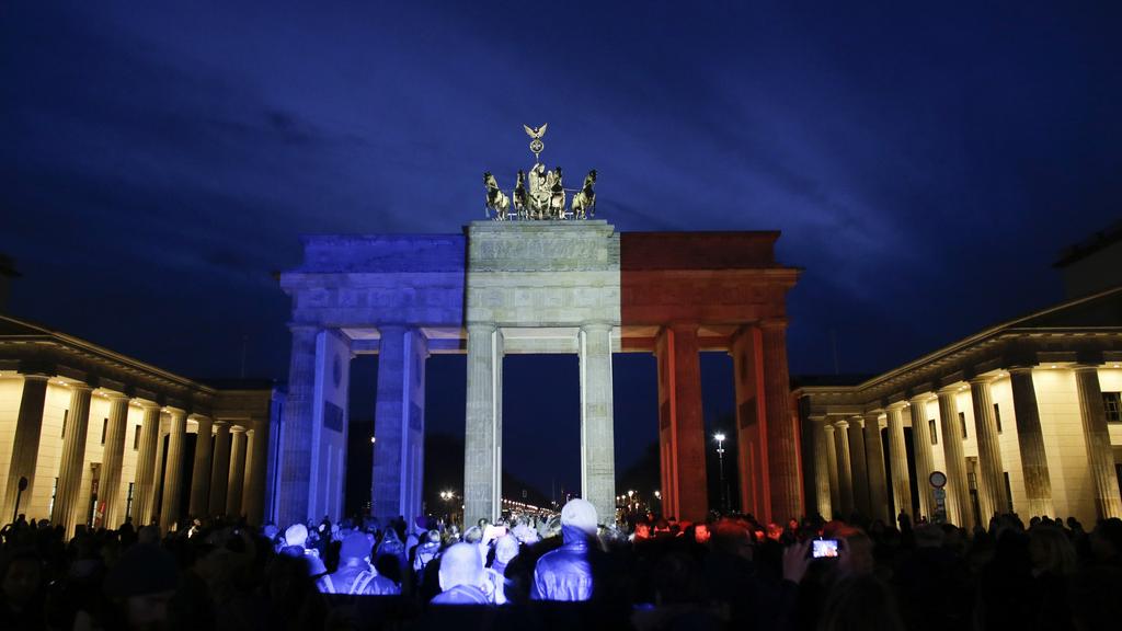 La porte de Brandebourg, à Berlin, illuminée aux couleurs de la France en signe de solidarité après les attentats de Paris. [Markus Schreiber]