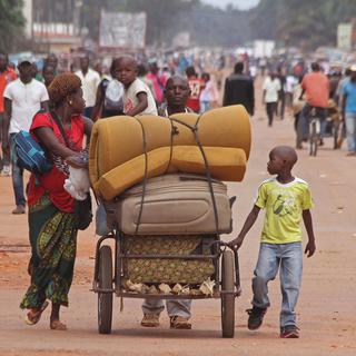 Après de nouvelles violences, une famille fuit Bangui, la capitale Centrafricaine. [AP Photo]