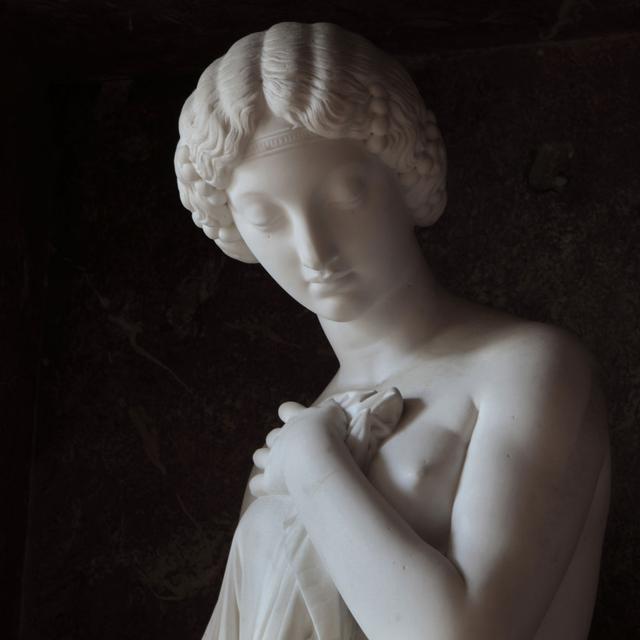 "La Pudeur cède à l'Amour", sculpture de Jean Baptiste Joseph Debay le Jeune, 1802-1862. [Manuel Cohen]