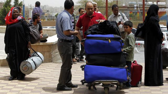 A l'aéroport de Sanaa, au Yémen, des centaines d'employés étrangers sont évacués suite aux intenses bombardements survenus les jours précédents. [Yahya Arhab - Keystone]