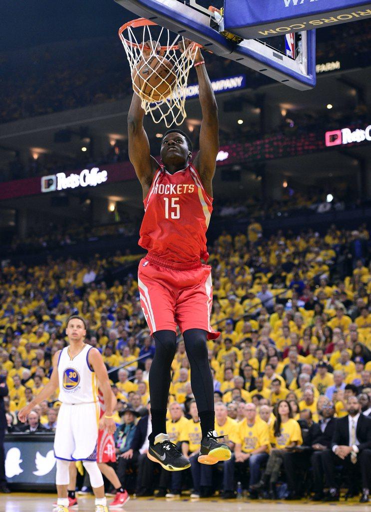 Le Genevois "claque" ici un dunk face à Golden State de Stephen Curry en finale de la Conférence Ouest. [Keystone - John G. Mabanglo]