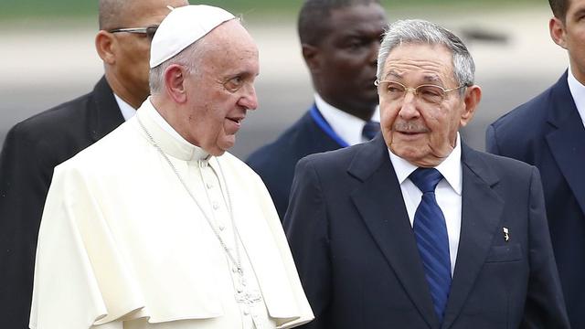 Le pape François a été accueilli à l'aéroport par le président Raul Castro. [EPA/Keystone - Tony Gentile]