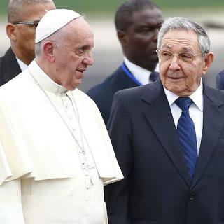 Le pape François a été accueilli à l'aéroport par le président Raul Castro. [EPA/Keystone - Tony Gentile]