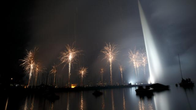Le jet d'eau illuminé par les feux des Fêtes de Genève en 2014. [Keystone - Salvatore Di Nolfi]