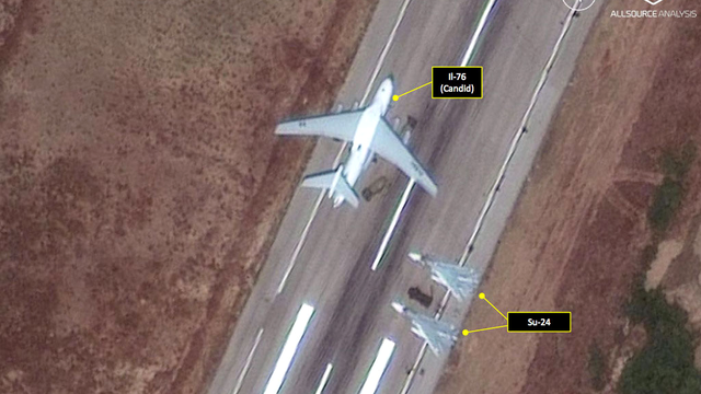 Photo satellite montrant des appareils russes sur l'aéroport syrien Bassel al-Assad. [DigitalGlobe/AP/Keystone - AllSource Analysis]