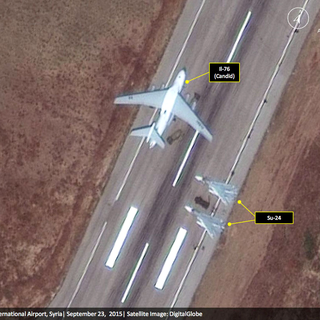 Photo satellite montrant des appareils russes sur l'aéroport syrien Bassel al-Assad. [DigitalGlobe/AP/Keystone - AllSource Analysis]