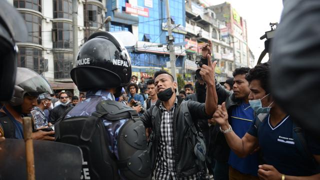 La police anti-émeutes népalaise est intervenue pour calmer les résidents après le tremblement de terre. [AFP Photo - Prakash Mathema]