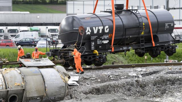 Un train de marchandises qui transportait des produits dangereux a déraillé samedi 25 avril à 2h45 en gare de Daillens (VD). Il a fallu plusieurs jours pour rétablir intégralement le trafic ferroviaire. [Keystone - Laurent Gilliéron]