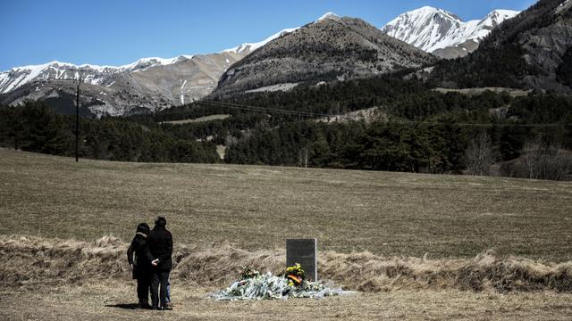 Des proches des victimes au mémorial du Vernet, dans le sud-est de la France. [AFP - Jeff Pachoud]