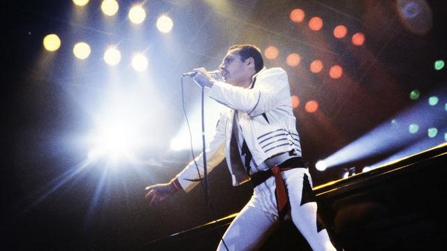 Freddie Mercury lors d'un concert de Queen en 1984 à Paris. [AFP - Jean-Claude Coutausse]