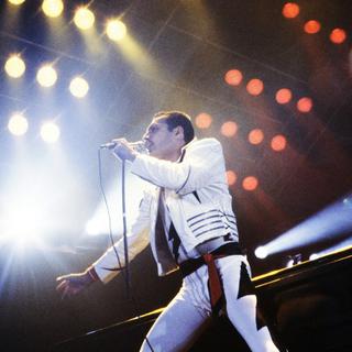 Freddie Mercury lors d'un concert de Queen en 1984 à Paris. [AFP - Jean-Claude Coutausse]