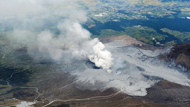 Le volcan du Mont Aso a projeté de la cendre et de la fumée à plus de 2000 mètres dans les airs. [Kyodo News via AP]