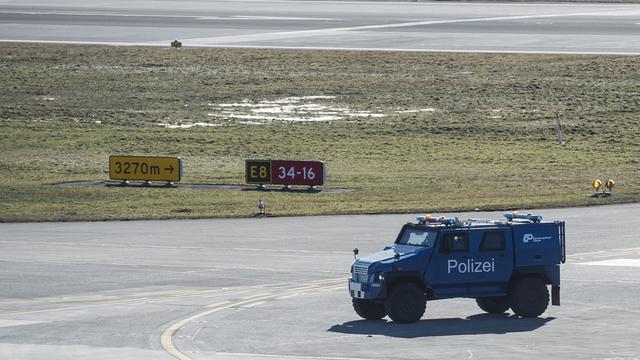 Un véhicule de police sur le tarmac de l'aéroport de Zurich. [Ennio Leanza]