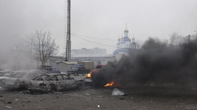 Une voiture brûle samedi après des tirs de roquettes des séparatistes pro-russes sur Marioupol, dans l'est de l'Ukraine. [Reuters - Nikolai Ryabchenko]