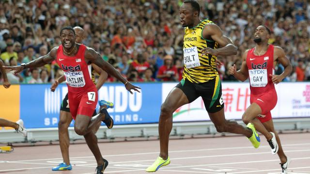 Dimanche 23 août: le Jamaïcain Usain Bolt conserve sont titre sur 100 mètres et remporte son neuvième titre de champion du monde toutes compétitions confondues à Pékin. [AP Photo/Lee Jin-man]