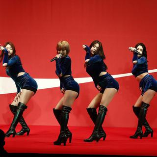 Mardi 24 février: les Sud-Coréennes du groupe de pop AOA lors d'un show en marge d'un fameux concours amateur d'athlétisme à Séoul. [EPA/Keystone - Jeon Heon-Kyun]