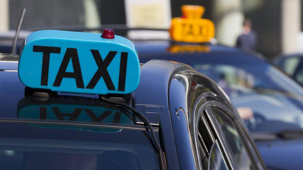 Les chauffeurs de taxis traditionnels montent à nouveau au front contre Uber. [Keystone - Salvatore Di Nolfi]