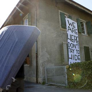 Des migrants occupent le bâtiment de l'ancien collège de Petit-Vennes à Lausanne. [Keystone - Salvatore Di Nolfi]