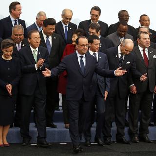 Le président français et les chefs d'Etat réunis à la COP21 posent pour une photo de groupe. [Jacky Naegelen]