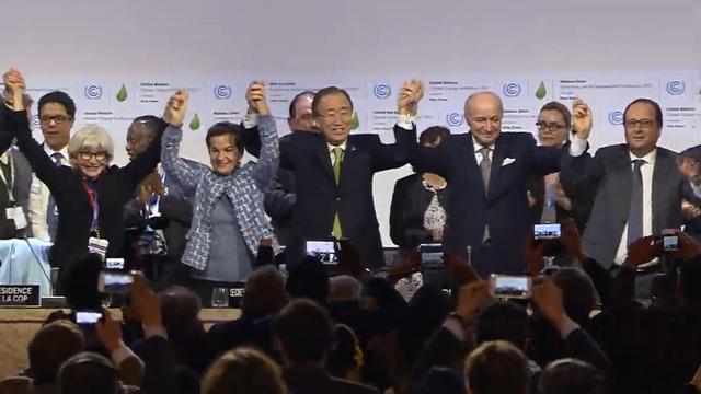 Les responsables de la COP21 célébrent l'adoption de l'accord.