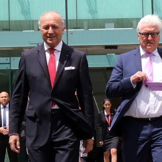 Les ministres français et allemand des Affaires étrangères, Laurent Fabius et Frank-Walter Steinmeier, lundi à Vienne. [AP/Keystone - Ronald Zak]