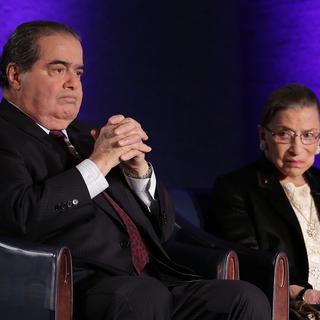 Justices Antonin Scalia (à gauche) et Ruth Bader Ginsburg. [Getty Imags/AFP - Alex Wong]
