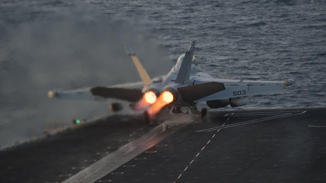 Un avion de l'escadron américain qui mène des frappes contre l'EI en Syrie et Irak. [US NAVY/John Philip Wagner Jr.]