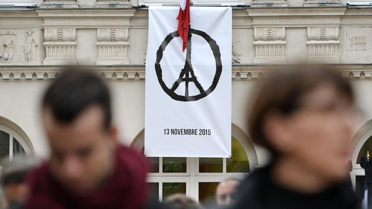 Le logo "Peace for Paris" de Jean Julien a rapidement été repris partout dans le monde. [AFP - Jean-Sébastien Evrard]