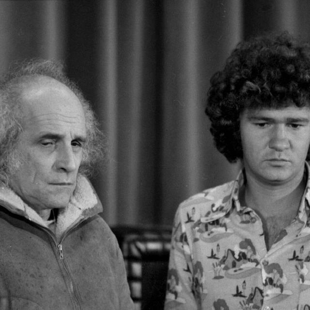 Robert Charlebois en compagnie de Léo Ferré en 1972. [Roger-Viollet / AFP - Lipnitzki]