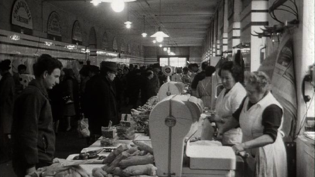 Le marché couvert des Halles de l'Ile en 1969. [RTS]