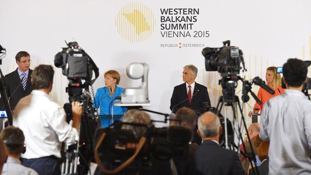 Angela Merkel et le Premier ministre serbe Aleksandar Vucic au sommet des Balkans. [AFP - Joe Klamar]