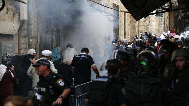 Des manifestants fuient la fumée des gaz lacrymogènes devant les forces de sécurité israéliennes, près de la mosquée Al-Aqsa, ce dimanche 13 septembre 2015. [AFP PHOTO / AHMAD GHARABLI]