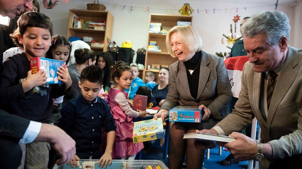 La ministre de l'éducation allemande présente des livres et des jeux à des enfants réfugiés dans le cadre d'un programme d'apprentissage de la lecture. [EPA/KEYSTONE - GREGOR FISCHER]