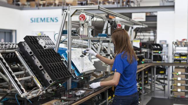 Les employés suisses de Siemens devront travailler 5h de plus par semaine pour que l'entreprise puisse "rester compétitive". [KEYSTONE/Gaetan Bally]