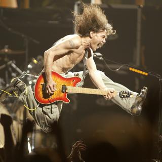 Eddie Van Halen, guitariste du groupe du même nom, lors d'un concert dans le New Jersey en 2004. [Keystone/AP Photo/The Star Ledger - John Munson]