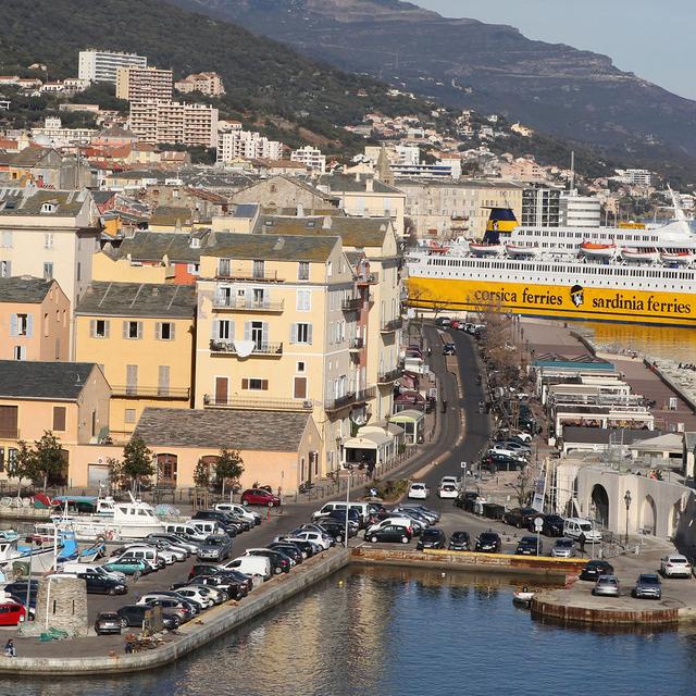 Navire des Corsica Ferries dans le port de Bastia. [Pascal Pochard-Casabianca]