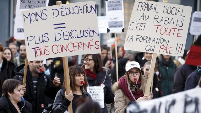 Les fonctionnaires et leurs partisans étaient environ 7000 à descendre dans la rue mardi soir à Genève. [Salvatore Di Nolfi]