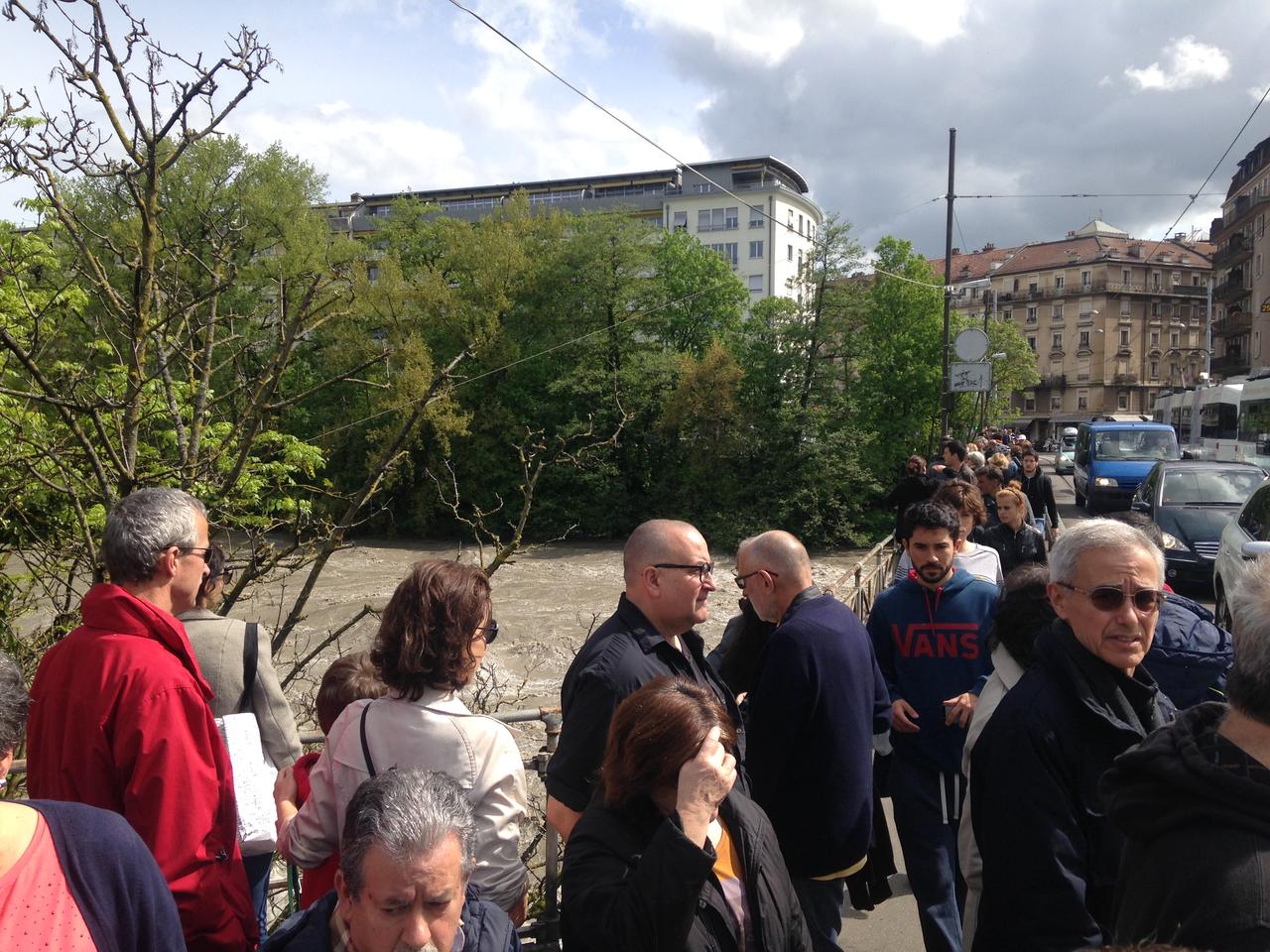 "Embouteillage" de curieux sur le pont de Carouge à Genève pour observer la crue de l'Arve. [RTS - Juliette Galeazzi]