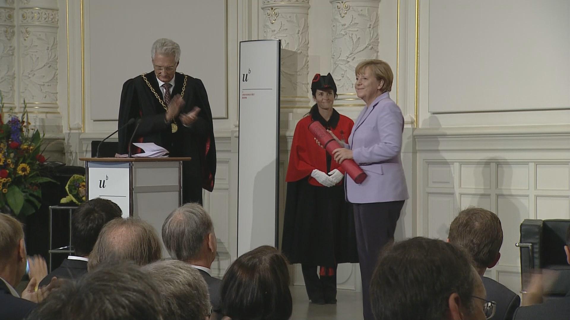 Angela Merkel a reçu à l'Université de Berne le titre de docteur honoris causa qui lui avait été décerné en 2009.