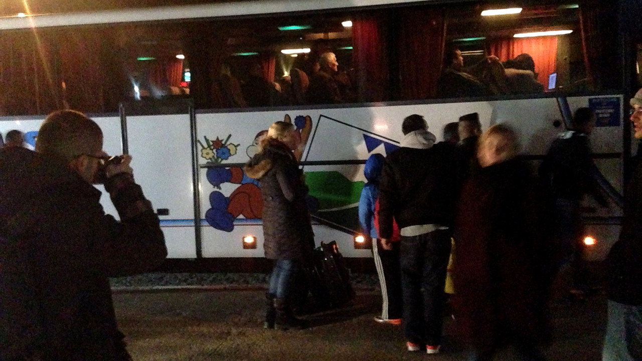 Après une vague de plusieurs dizaines de milliers de départ, le flux vers l'Europe de l'ouest s'est tari à Pristina. Chaque soir encore, quelques hommes célibataires prennent le bus sous les flashes des photographes. [RTS - Alexandre Habay]