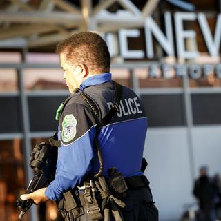 La sécurité est renforcée dans les lieux sensibles de Genève comme l'aéroport. [Keystone - Salvatore Di Nolfi]