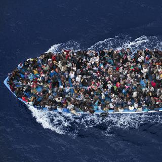 Un nombre record de 137'000 migrants ont traversé la Méditerranée au cours du premier semestre 2015. [Keystone - Massimo Sestini]