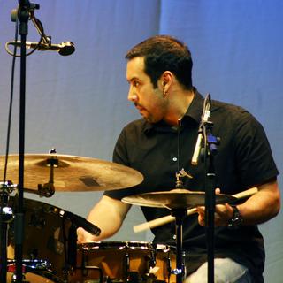 Antonio Sanchez à Santiago du Chili en mai 2010 avec le Chick Corea Trio. [CC BY SA - Mborda.m]