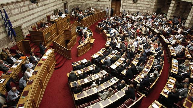 Les députés au Parlement grec ont voté peu avant 1h jeudi matin, validant le texte signé à Bruxelles par le Premier ministre Alexis Tsipras. [Keystone - Alexandros Vlachos]
