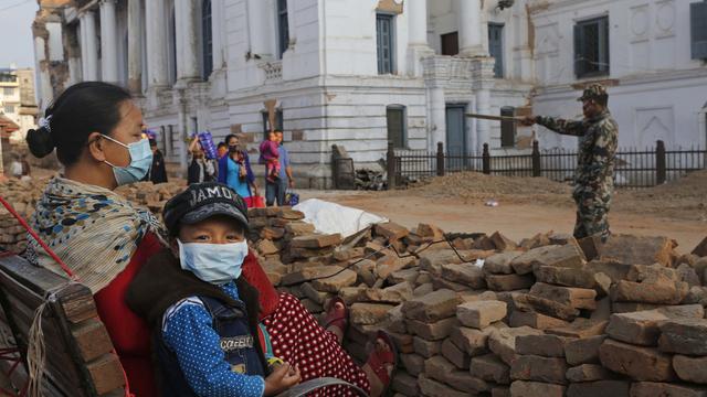 A Katmandou, les gens dans la rue portent désormais un masque sur le visage. [AP Photo/Keystone - Manish Swarup]